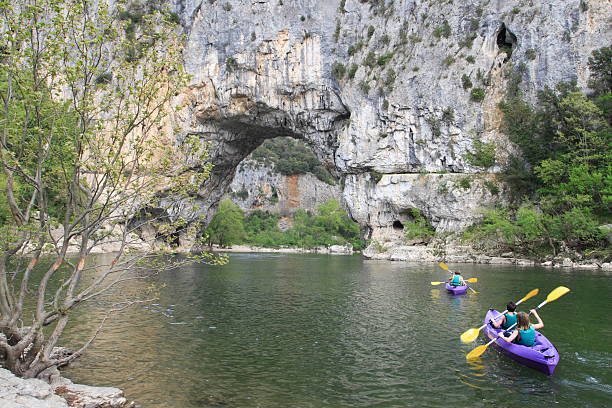 каякинг в pont d'arc (ардеш, франция - beach sand стоковые фото и изображения