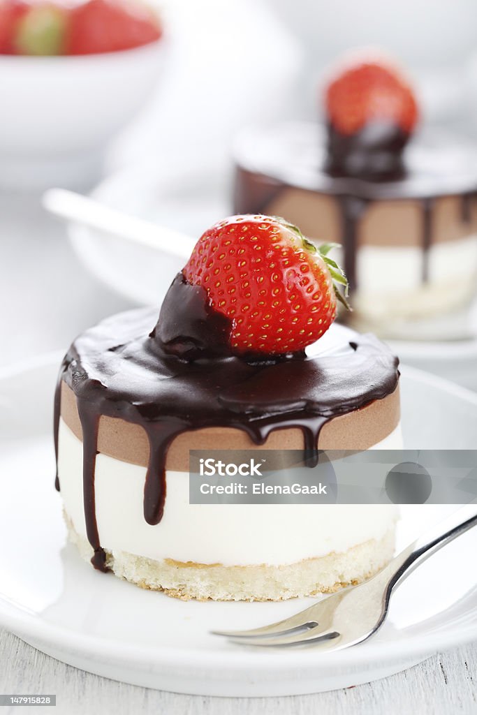 Torta al cioccolato con fragole fresche - Foto stock royalty-free di Cibo