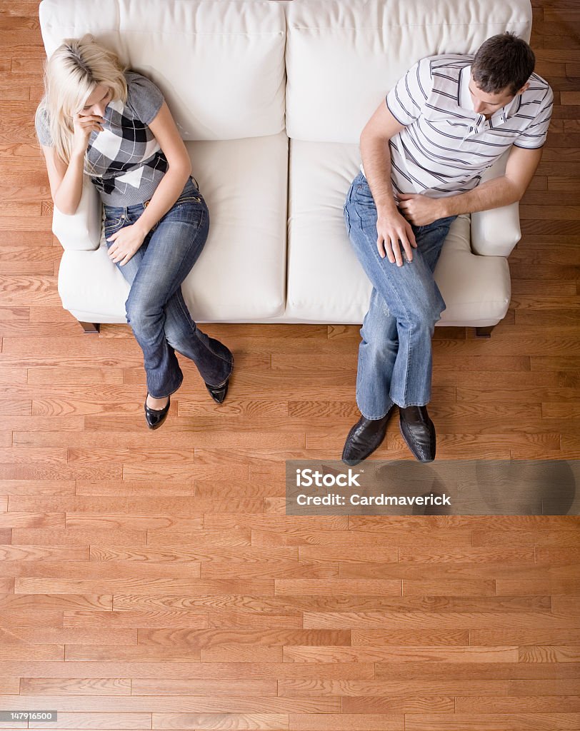 Jovem casal sentado no assento - Foto de stock de Casal royalty-free