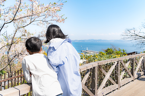 Children watching the scenery from Enoshima