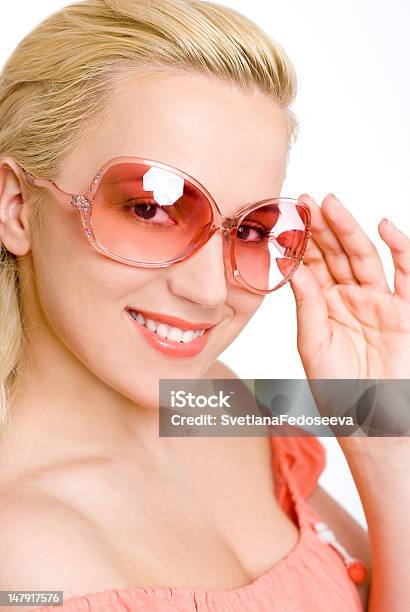 Kobieta W Różowe Okulary Słoneczne - zdjęcia stockowe i więcej obrazów Lato - Lato, Rozjarzony, Białe tło