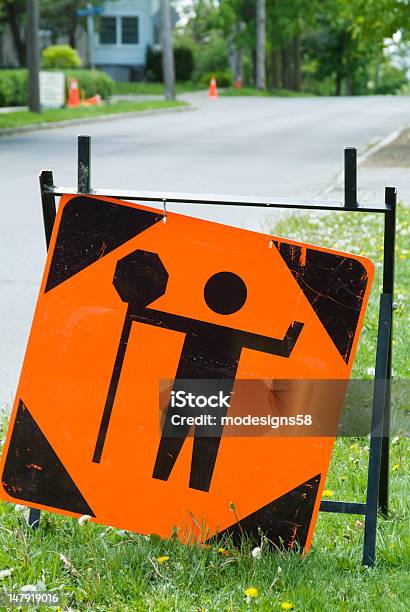 Foto de Pare Na Frente Sinal De Alerta e mais fotos de stock de Cone de Trânsito - Cone de Trânsito, Construção de Estrada, Cor Preta