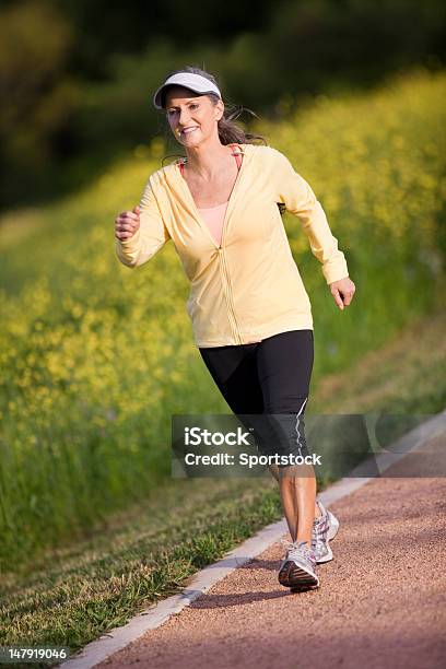 Medio Invecchiato Donna Camminare Sul Sentiero - Fotografie stock e altre immagini di Camminare - Camminare, Primavera, Abbigliamento sportivo