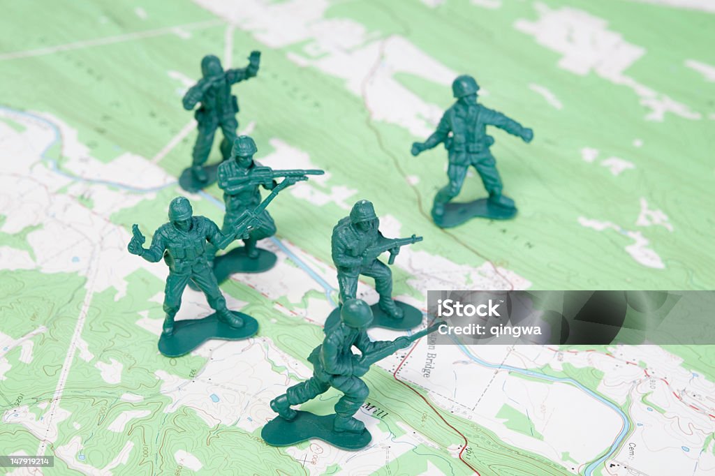 Kunststoff-Armee Männer kämpfen Auf ihn folgt ein topografischer Karte. - Lizenzfrei Ansicht aus erhöhter Perspektive Stock-Foto