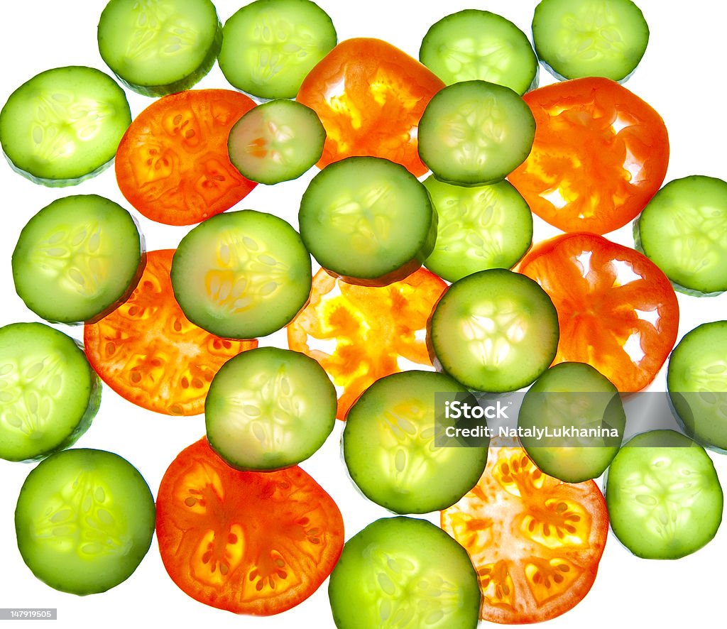 Tomates e pepino e apetitoso fatias de legumes - Foto de stock de Alimentação Saudável royalty-free