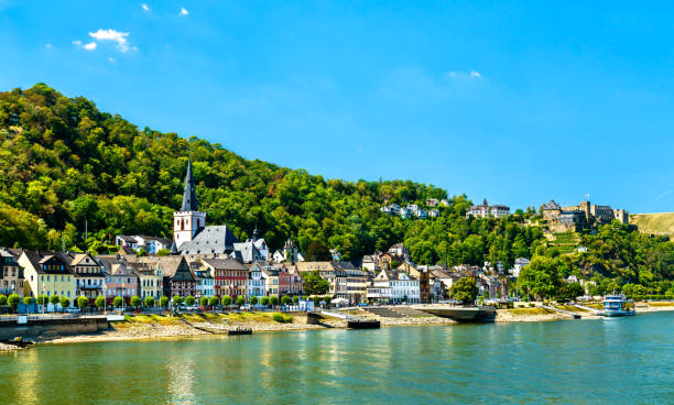 sankt goar con el castillo de rheinfels en el río rin en alemania - rheinfels fotografías e imágenes de stock