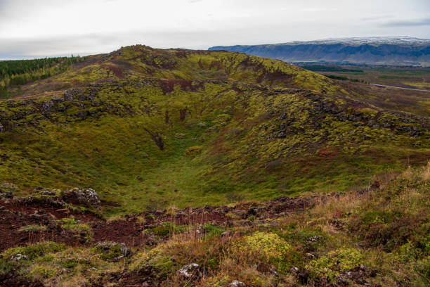 cratera kerid no sul da islândia - kerith - fotografias e filmes do acervo