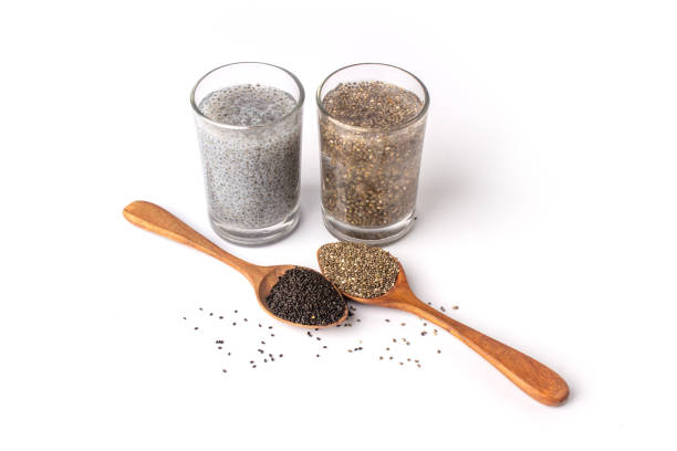 semillas de albahaca y semillas de chía bebida de agua con cuchara de madera - sesame seed spoon variation fotografías e imágenes de stock