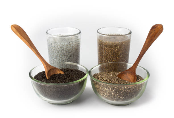 semillas de albahaca y semillas de chía beber con cuchara de madera de tazón - sesame seed spoon variation fotografías e imágenes de stock