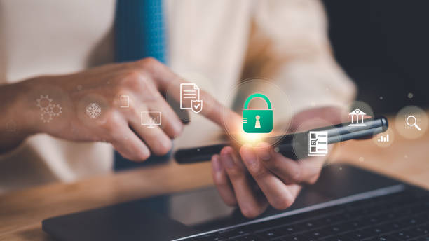 Businessman showing data access protection with key icon ,Protecting data from theft ,secure login authorization ,digital security unlocking or encryption, virus protection and safety alerts hombre de negocios que muestra protección de acceso a datos con icono de llave, protección de datos contra robo, autorización de inicio de sesión seguro, desbloqueo o cifrado de seguridad digital, protección antivirus y alertas de seguridad