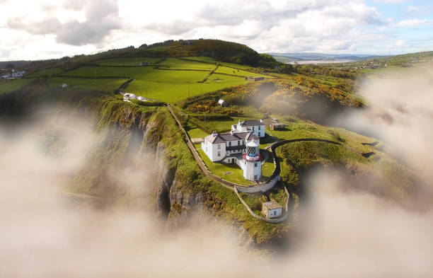 маяк блэкхед белфаст антрим северная ирландия - ireland landscape flash стоковые фото и изображения