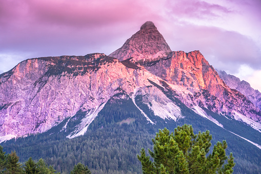 ドイツバイエルン州のツークシュピッツェ山塊 かすみのストックフォトや画像を多数ご用意 かすみ, アイプゼー, アルプシュピッツェ