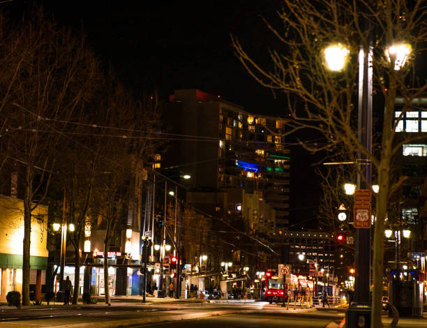 vista sulla strada della città con la funivia di notte - overhead cable car car usa avenue foto e immagini stock