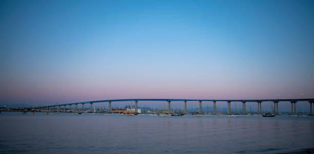�вид через залив на мост в сумерках, мост коронадо, сан-диего - coronado bay bridge стоковые фото и изображения