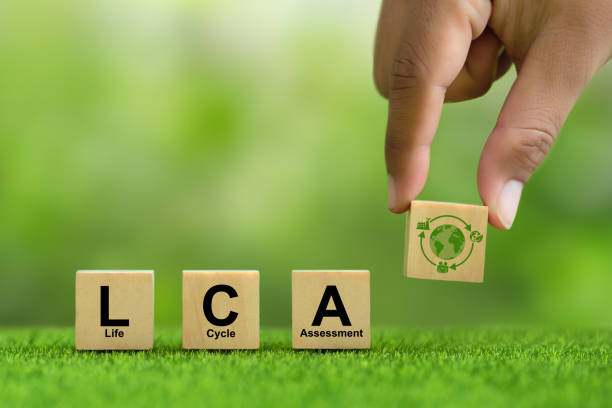 Growing sustainability. LCA-Life cycle assessment concept. hand holding wooden cube block with LCA icon on green background. Concept of environmental impact assessment related to product value chains. sostenibilidad creciente. concepto de lca-análisis del ciclo de vida. bloque de cubo de madera sostenido a mano con icono de lca sobre fondo verde. concepto de evaluación de impacto ambiental relacionado con las cadenas de valor de los productos.