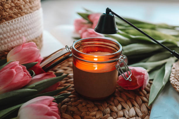 bougie allumée dans la décoration intérieure - bougie parfumer eteignoir photos et images de collection