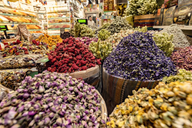 egipski bazar z dużą ilością przypraw, suszonych owoców i herbaty, stambuł, turcja - east spice middle market zdjęcia i obrazy z banku zdjęć