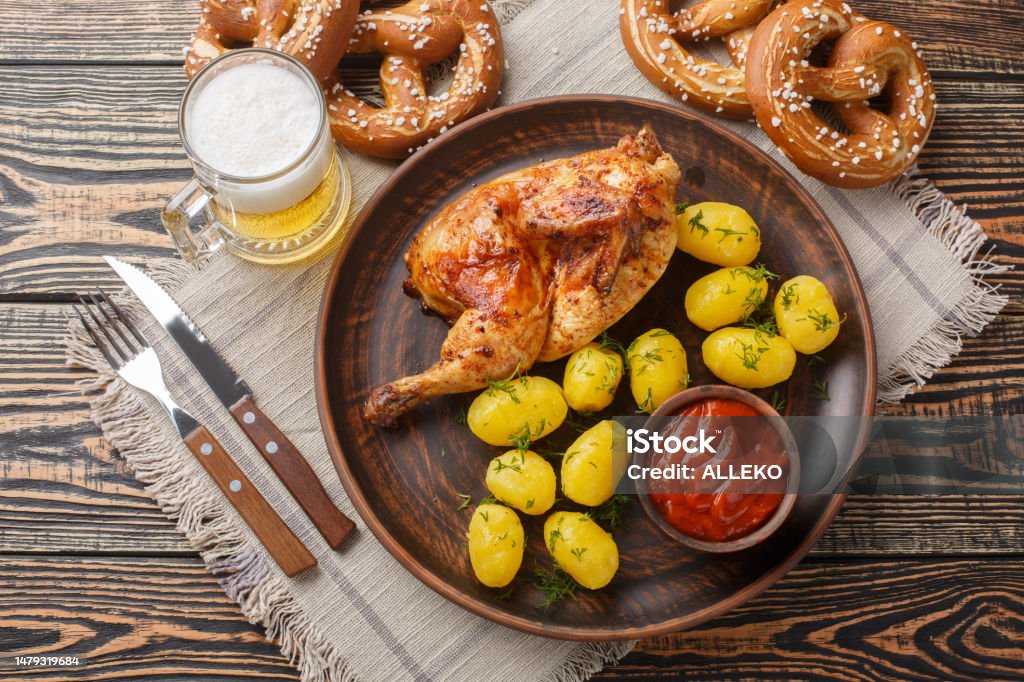 オクトーバーフェストフェスティバルの食べ物の半分のフライドチキンとゆでポテト、ソース、ビール、プレッツェルのクローズアップ。水平平面図 - バーベキューチキンのロイヤリティフリーストックフォト オクトーバーフェストフェスティバルの食べ物の半分のフライドチキンとゆでポテト、ソース、ビール、プレッツェルのクローズアップ。水平平面図 - バーベキューチキンのロイヤリティフリーストックフォト