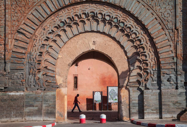 lugares de interés de marrakech. hermosa puerta en la ciudad de marrakech - arrepollado de las hojas fotografías e imágenes de stock