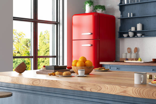 赤い冷蔵庫とKtichenカウンターを備えた居心地の良いレトロなキッチンインテリア