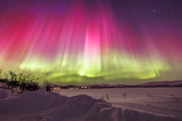 rote und weiße aurora über lappland - aurora borealis aurora polaris lapland finland stock-fotos und bilder