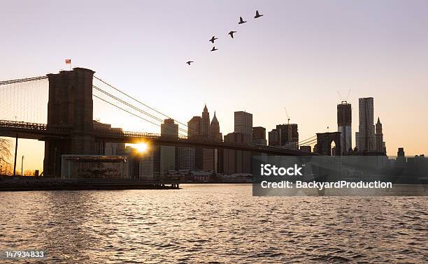 Puente De Brooklyn En Lower Manhattan Foto de stock y más banco de imágenes de Agua - Agua, Aire libre, Alto - Descripción física