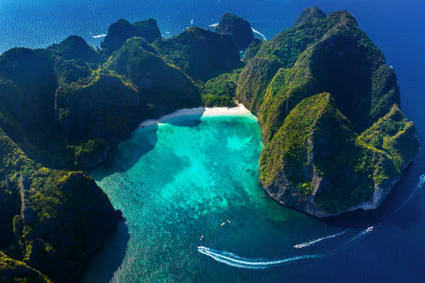 vista aérea de la bahía maya en la isla phi phi, tailandia. - phi phi islands fotografías e imágenes de stock