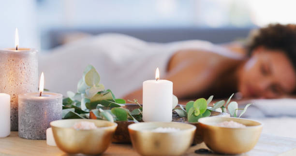 расслабьтесь, спа и дзен женщина со свечами для красоты, физиотерапии или ухода за кожей. клиентка на столе со свечой в комнате для косметик� - massaging spa treatment health spa women стоковые фото и изображения