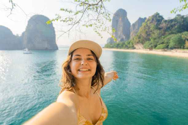 selfie della donna allegra sullo sfondo della baia di railey a krabi - mountain looking at view beach cliff foto e immagini stock