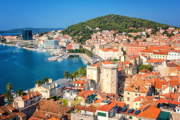 vue de la vieille ville depuis le palais de dioclétien, magnifique paysage urbain, arrière-plan de voyage en plein air, dalmatie, croatie - diocletian photos et images de collection