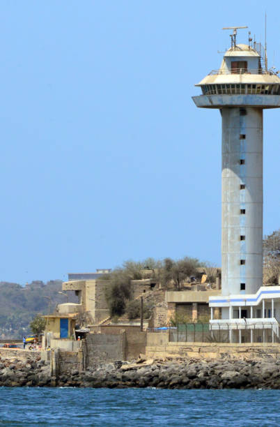 ダカール港の海上管制塔と近くのバンカー、ダカール、s - control harbor airport tower ストックフォトと画像