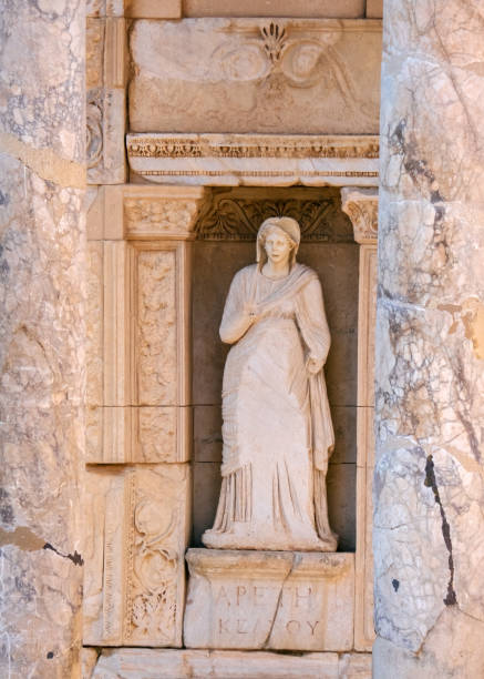 древняя мраморная статуя женщины в тоге. часть экстерьера библиотеки цельса древнего города эфеса. - ephesus greek culture temple greece стоковые фото и изображения