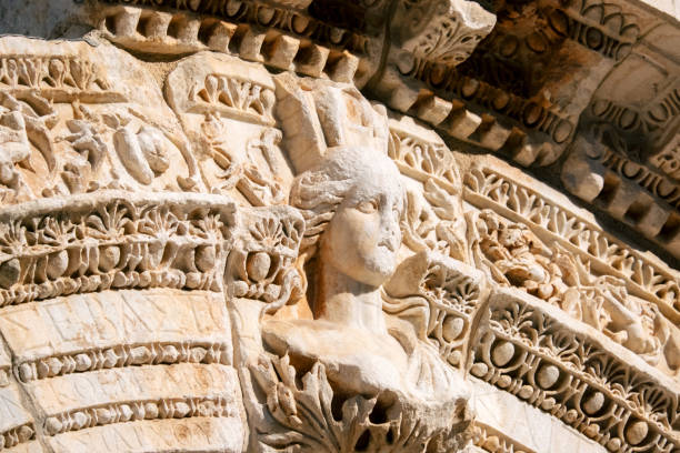 крупным планом находится часть храма адриана на археологическом объекте эфес в турции. - ephesus greek culture temple greece стоковые фото и изображения