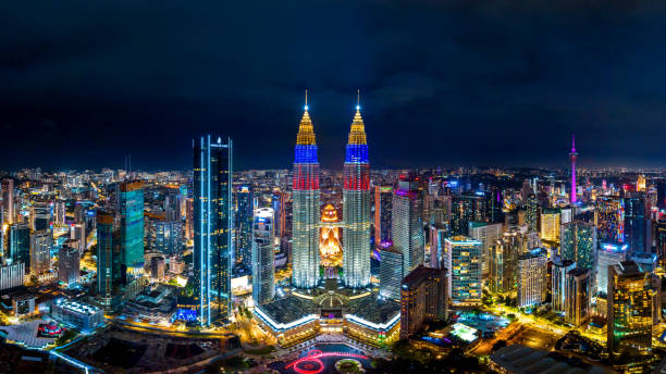 panoramique de la ville de kuala lumpur la nuit, malaisie. - malaysia photos et images de collection