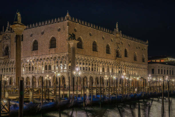 malowniczy nocny widok na pałac dożów (palazzo ducale) i oświetlony plac św. marka, wenecja, włochy - venice italy famous place dusk no people zdjęcia i obrazy z banku zdjęć