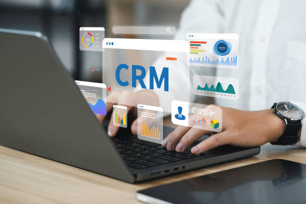 бизнесмен использует компьютер и приборную панель crm для управления управление взаимоотношениями с клиентами для бизнеса концепция марке� - компьютерное программное обеспечение стоковые фото и изображения