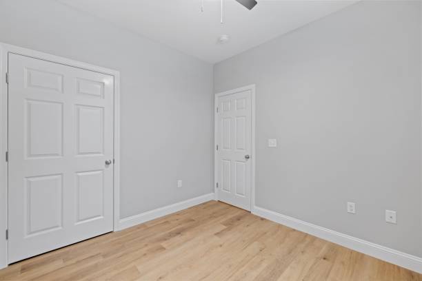 istock Empty room with sophisticated hardwood floors and neutral light gray walls 1479399176