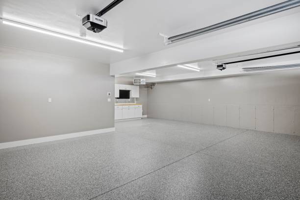 istock Large white room with a metallic surface floor and lighting 1479399586