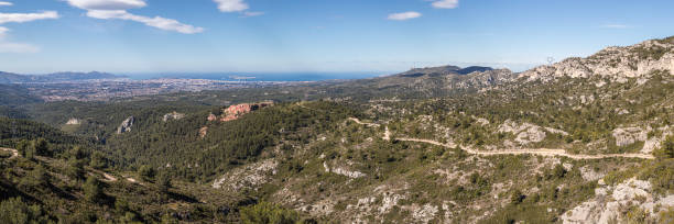 istock the Etoile chain, mountain separating Marseille from Aix-en-Provence 1479402401