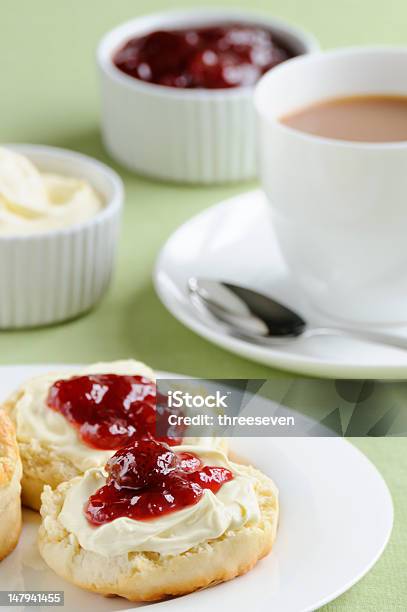 Foto de Chá Com Leite e mais fotos de stock de Chá - Bebida quente - Chá - Bebida quente, Bolo, Cultura Britânica