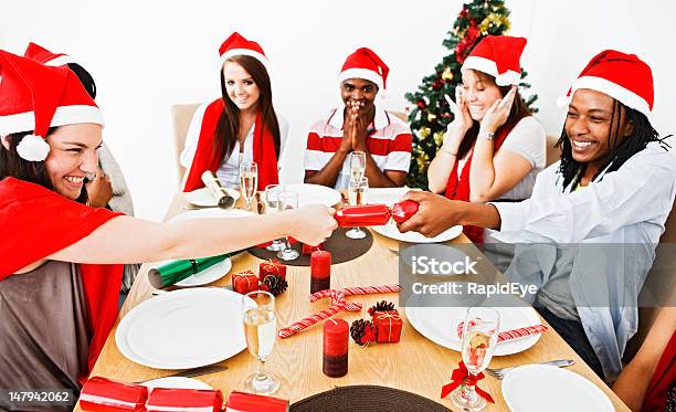 Foto de Feliz Jovem Prever A Bang De Christmas Cracker e mais fotos de stock de 20 Anos - 20 Anos, Adulto, Amizade