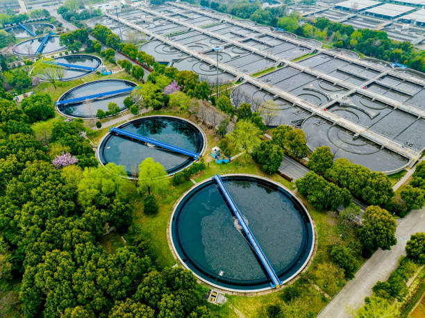 вид с воздуха на очистные сооружения - sewage treatment plant water sewage sewer стоковые фото и изображения