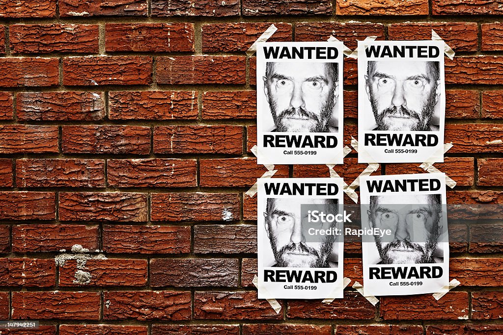 4 "현상수배" 포스터 of 스캐리 루킹 남자 테이프처리 벽 - 로열티 프리 현상수배 포스터 스톡 사진