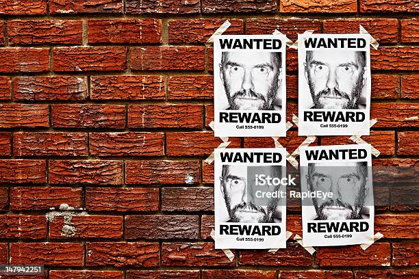 4 현상수배 포스터 Of 스캐리 루킹 남자 테이프처리 벽 현상수배 포스터에 대한 스톡 사진 및 기타 이미지 - 현상수배 포스터, 포스터, 인센티브