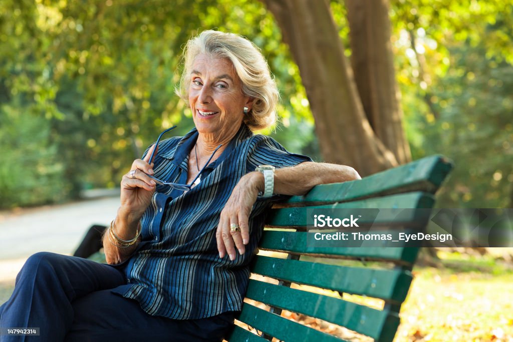 Linda senhora idosa Desfrute de um dia de verão no park - Foto de stock de Mulheres Idosas royalty-free