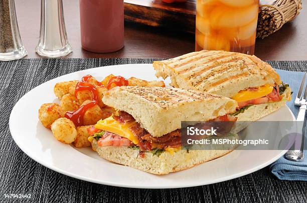 Foto de Sanduíche De Bacon Alface E Tomate Em Pão Focacia e mais fotos de stock de Alface - Alface, Almoço, Bacon