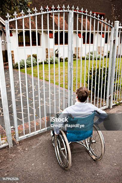 Photo libre de droit de Frustration En Fauteuil Roulantbound Femme Visages Fermé Portes banque d'images et plus d'images libres de droit de Chaise roulante