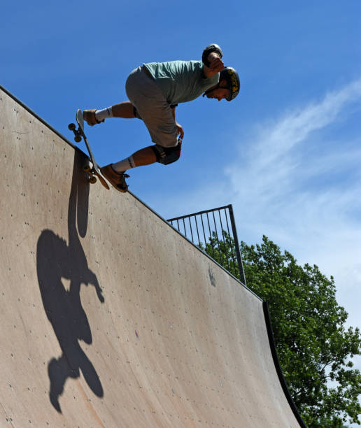 скейтбордист выполняет трюк на vert ramp. - vertical ramp стоковые фото и изображения