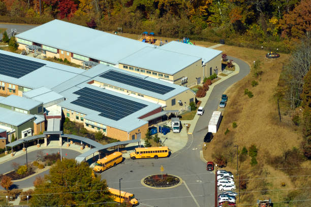 techo del edificio de la escuela americana cubierto con paneles solares fotovoltaicos para la producción de energía eléctrica. concepto de energía renovable - solar energy solar power station student alternative energy fotografías e imágenes de stock