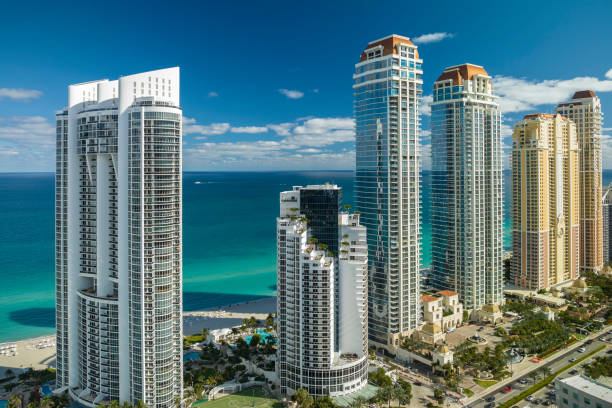 blick von oben auf luxuriöse hochhaushotels und eigentumswohnungen am atlantikufer in der stadt sunny isles beach. amerikanische tourismusinfrastruktur in südflorida - miami beach travel tourist resort vacations stock-fotos und bilder